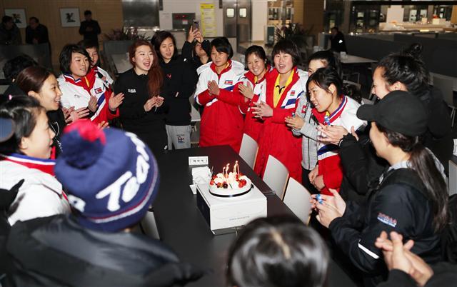 지난 28일 오후 충북 진천 국가대표선수촌에서 남북 여자아이스하키 선수들이 생일을 맞이한 북측 선수들을 축하해주고 있다.   [대한체육회 제공=연합뉴스]
