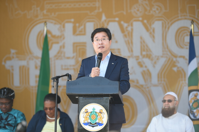 지난 2015년 10월 염태영 수원시장이 남아프리카공화국 요한네스버그에서 생태교통 최초개최도시 시장자격으로 초청연설을 하고있다.[사진제공=수원시]
지난 2015년 10월 염태영 수원시장이 남아프리카공화국 요한네스버그에서 생태교통 최초개최도시 시장자격으로 초청연설을 하고있다.[사진제공=수원시]