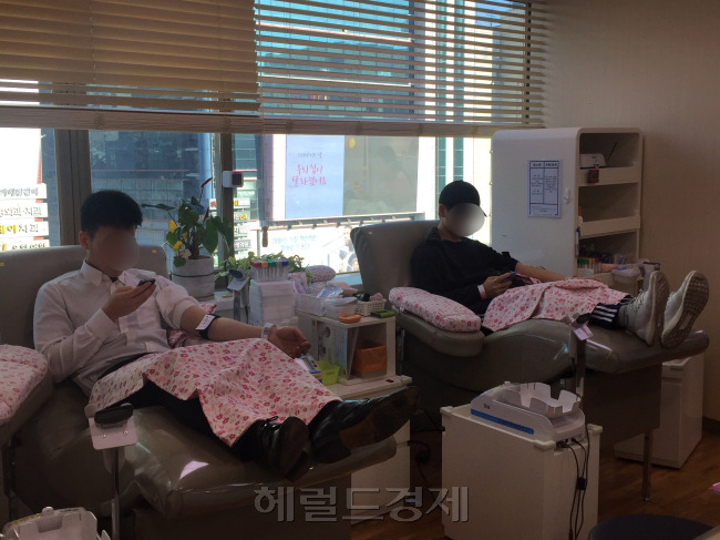 서울의 한 헌혈의집에서 헌혈하는 모습. [사진=이현정 기자/rene@heraldcorp.com]