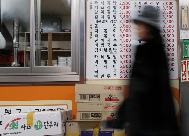 프랜차이즈를 비롯해 최저임금 인상과 관련한 비용 압박을 견디다 못한 외식업계가 가격을 줄줄이 인상하고 있어 서민들의 지갑이 더욱 얇아지고 있다. [사진=연합뉴스]