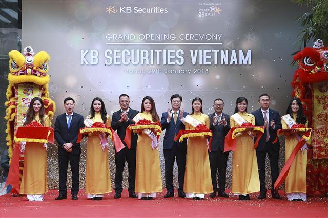 KB증권(대표이사 전병조ㆍ윤경은)은 지난해 11월 인수한 베트남 자회사 ‘KBSV(KB Securities Vietnam)’의 브랜드 출범 행사를 열었다고 30일 밝혔다.  하노이 본사 및 롯데호텔 하노이에서 열린 이날 행사에는 전병조 KB증권 대표이사, 베트남 증권위원회 위원장, 베트남 주재 한국대사, KBSV 사장 등 내ㆍ외빈 200여명이 참석했다. KB증권 자회사 ‘KBSV’  오픈식에 참석한 전병조 KB증권 사장(왼쪽부터 세번째), 맥쾅휘 KBSV사장(왼쪽부터 네번째)이 테이프 커팅식을 가지고 있다.  [제공=KB증권