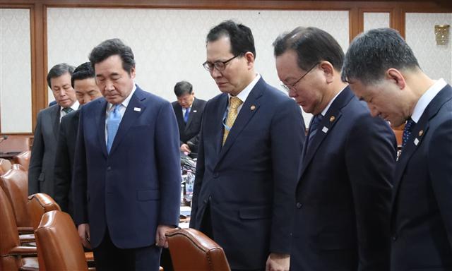 <YONHAP PHOTO-1233> 묵념하는 이낙연 총리와 장관들 (서울=연합뉴스) 김승두 기자 = 이낙연 국무총리와 장관들이 30일 오전 서울 세종로 정부서울청사에서 열린 국무회의에서 밀양 세종병원 화재참사로 숨진 희생자들을 위한 묵념을 하고 있다. 2018.1.30 kimsdoo@yna.co.kr/2018-01-30 08:24:21/ <저작권자 ⓒ 1980-2018 ㈜연합뉴스. 무단 전재 재배포 금지.>