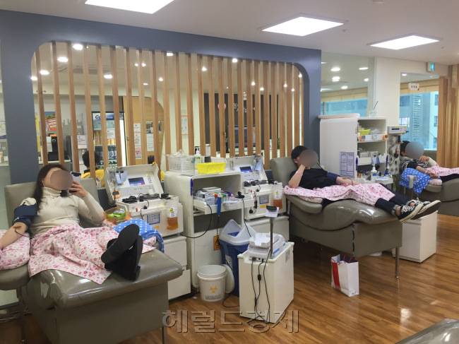 서울 헌혈의집 강남센터에서 헌혈하는 사람들의 모습. [사진=이현정 기자/rene@heraldcorp.com]
