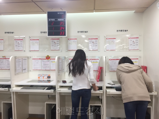 서울 헌혈의집 강남센터에서 헌혈에 앞서 전자문진서를 작성하는 사람들. [사진=이현정 기자/rene@heraldcorp.com]
