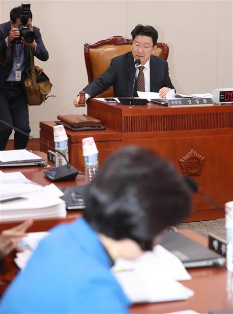 ‘급한 것부터….’ 30일 임시국회가 시작된 가운데 본회의에 앞서 열린 법제사법위원회 전체회의에서 권성동 위원장이 회의를 주재하고 있다. 이날 회의에서는 소방기본법 개정안, 도로교통법 개정안, 소방시설공사업법 개정안 등 소방안전 관련 법안이 처리될 예정이다.  [연합뉴스]