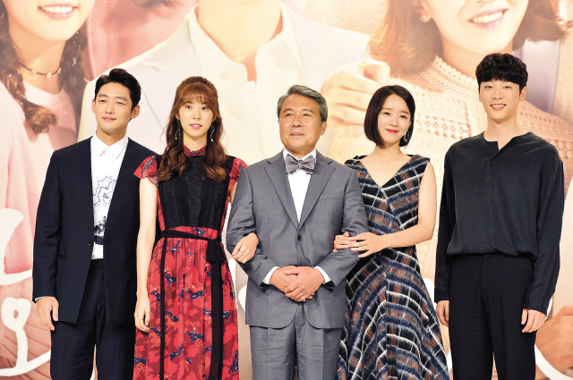 최근까지 KBS2 주말드라마 ‘황금빛 내 인생’을 보면 전개가 답답하게 느껴질 수 있다. 종영까지 얼마 남지 않았는데도, 서지안(신혜선)과 최도경(박시후 분)의 멜로는 본격적으로 시작되지도 못하고 있다. 이별을 고했던 서지수(서은수)와 선우혁(이태환)도 지난 27일 방송된 41회말에야 다시 시작할 수 있는 전기를 마련했다.
‘황금빛 내 인생’은 젊은이들이 아이러니하게도 재벌을 싫어하는 드라마가 됐다. 지안은 노명희 대표(나영희)에게 “해성가에 다시 들어가고 싶은 생각이 전혀 없다. 제가 싫다”라고 말했다. 재벌이라 싫다고 했다. 선우혁도 지수가 해성가의 친딸임을 알게되자, 잘 사귀고 있던 그녀에게 이별을 고했었다.
지안과 선우혁이 재벌을 싫어하는 게 아니라 해성가의 삶의 방식, 자식들을 다루는 방식을 싫어하는 것이다. 자식의 의지와 마음을 인정하지 않고 집에서 정해주는 사람과 결혼하라는 방식에 반기를 든 것이다. 이건 재벌가 3세인 도경도 마찬가지다.
그것이 지안과 도경이 서로 사랑하는 마음을 지니고 있으면서도 억지로 거리를 둬야 하는 이유였다. 최근 최도경이 “우리가 왜 안 되는지 알았어. 나여서 안 되는 거였구나. 처음에는 누가 감히 재벌을 싫다고 할까? 그렇게 생각했었어”라고 각성하게 되면서 간절함은 더욱 더 많이 생겼다.
두 사람은 연애는 못하고 있지만 마음만은 더욱 가까워지고 있다. 손자인 도경이 있는 셰어하우스까지 찾아와 둘을 떼어놓으려 했던 노양호 해성그룹 회장(김병기)의 갑질에 당하는 공감대가 생기면서 더욱 그렇다. 지안과 도경은 ”너 절대 안잡아” “우린 절대 알될 거니까”라면서 사실상 연애하고 있다.
돈을 싫어하는 사람이 어디있겠는가? 하지만 해성가의 삶은 인간적이지 못하다. 지수가 그집 친딸로 살아가고 있지만 자신이 살려고 하는 대로 살게 두지 않는다.
노양호 회장의 사위인 최재성 부회장(전노민)은 빈껍데기 같은 자신의 삶이 전혀 행복하지 않다는 사실을 깨닫고, 아내인 노명희에게 강하게 반기를 들고 있다. 해성그룹의 막내딸 최서현(이다인)은 재벌가의 룰에 복속하는 것 같지만, 알고보면 가난한 집 막내 아들 서지호(신현수)와 장사도 해보면서 재미를 느끼고 참된 행복을 알아가는 중이다.
해성가가 잘 유지되는 것 같아도 내부적으로 분열하고 있다. 전노민이 나영희에게 쏘아붙이는 한마디가 예전 같지 않게 강력하다.
자체 최고 시청률 44.2%(닐슨코리아)를 기록한 28일 방송에서 전노민은 나영희가 딸 서지수를 강제로 유학 보내려고 했던 사실을 알아차리고 아내의 악행에 분노했다. 그는 24년 전 지수의 실종에 아내의 불륜 사실까지 얽혀있음을 파악해 폭주하려는 상황이다.
지안과 도경, 혁이 지난 27일 합동으로 펼친 ‘유학 가는 지수 구하기 추격전’은 뜬금 없고 어색한 전개 같지만, 지수가 자신의 의지과 상관없이 강제로 유학가고 있음을 알기 때문에 설득력을 가질 수 있다.
‘황금빛 내 인생’은 캔디가 재벌3세를 만나 행복하게 되는 신데렐라 드라마가 아니다. 겉으로 보면 캔디가 예전보다 훨씬 까다로워지고 복잡해졌다고 볼 수 있다. 멜로의 완성이 결혼도 아닐 것이다.
옛날 캔디는 대놓고 재벌을 싫다고 하지 않았다. 남자친구 엄마의 돈봉투 내놓기, 물잔 얼굴 퍼붓기 굴욕을 당해야 했다. ‘황금빛’에서는 단순히 멜로 판타지를 보여주는 게 아니라 각자가 처한 상태에서 인생(행복)을 찾아가는 과정을 그려나간다. 어찌 그 과정이 순탄할까.
서병기 선임기자/wp@heraldcorp.com