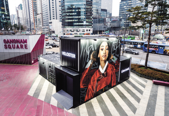 ①강남역 강남스퀘어에 설치됐던 이동식 프라비잇 쇼룸 ‘벨로박스’ 모습
②서울 강남구 신사동 가로수길에 위치한 ‘코나 스튜디오’ 내외부 모습
③현대차가 곧 출시할 신형 벨로스터.
