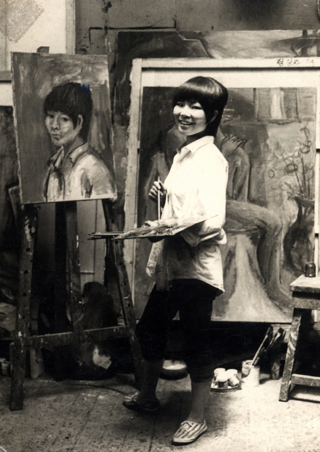 정강자_홍익대학교 회화과 4학년 실습실에서_1966_고 정강자 유족 제공 [사진=아라리오갤러리]