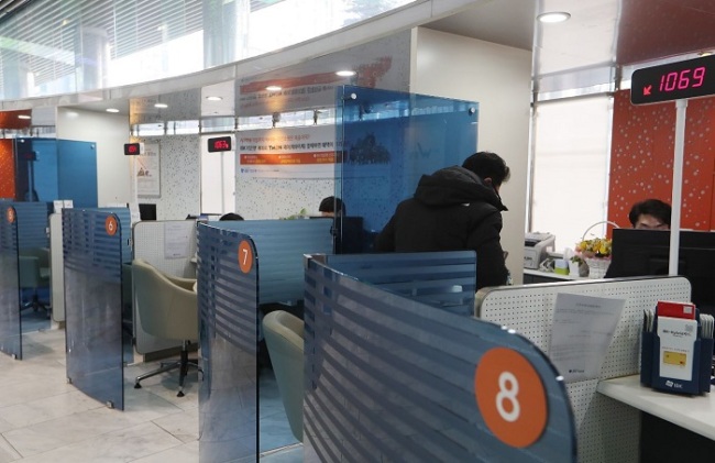 Customers wait in line at the Industrial Bank of Korea headquarters in Seoul on Tuesday. (Yonhap)