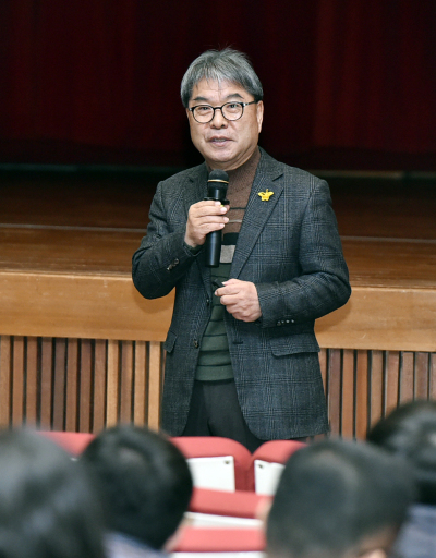이재정 경기교육감이 30일 직원들에게 소통 융합 혁신 3가지 키워드를 제시했다.[사진제공=경기도교육청]