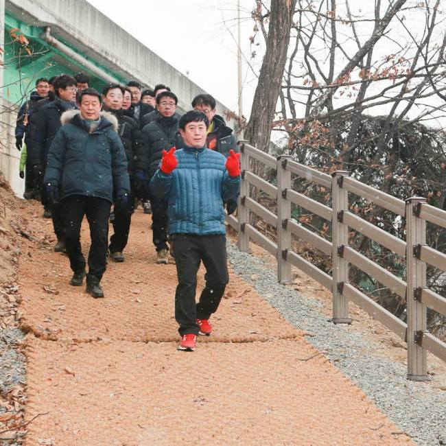 정찬민 용인시장(맨 앞)이 30일 기흥호수 순환산책로를 최종 검검하고있다.[사진제공=용인시]
정찬민 용인시장(맨 앞)이 30일 기흥호수 순환산책로를 최종 검검하고있다.[사진제공=용인시]