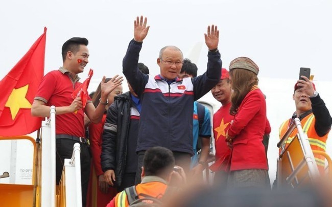 <YONHAP PHOTO-4610> '베트남영웅' 박항서호 금의환향 (하노이 VNA=연합뉴스) 동남아시아 축구역사를 새로 쓴 박항서 감독의 베트남 축구대표팀이 28일 베트남 국민의 대대적 환영 속에 귀국했다. 대표팀은 아시아축구연맹(AFC) U-23(23세 이하) 챔피언십 결승전이 열린 중국 창저우에서 이날 특별기를 타고 출발해 베트남 수도 외곽에 있는 노이바이 국제공항에 도착했다. 사진은 환영 인파에 손을 흔들고 있는 박 감독. 2018.1.28 photo@yna.co.kr/2018-01-28 19:26:58/ <저작권자 ⓒ 1980-2018 ㈜연합뉴스. 무단 전재 재배포 금지.>
<YONHAP PHOTO-4610> '베트남영웅' 박항서호 금의환향 (하노이 VNA=연합뉴스) 동남아시아 축구역사를 새로 쓴 박항서 감독의 베트남 축구대표팀이 28일 베트남 국민의 대대적 환영 속에 귀국했다. 대표팀은 아시아축구연맹(AFC) U-23(23세 이하) 챔피언십 결승전이 열린 중국 창저우에서 이날 특별기를 타고 출발해 베트남 수도 외곽에 있는 노이바이 국제공항에 도착했다. 사진은 환영 인파에 손을 흔들고 있는 박 감독. 2018.1.28 photo@yna.co.kr/2018-01-28 19:26:58/ <저작권자 ⓒ 1980-2018 ㈜연합뉴스. 무단 전재 재배포 금지.>