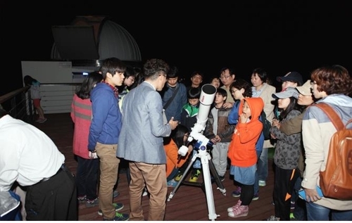 금련산수련원 천체관측행사 [부산시 제공=연합뉴스]