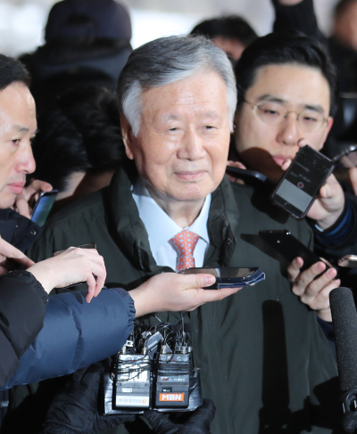 회삿돈으로 거액의 비자금을 조성했다는 의혹을 받고 있는 이중근(77) 부영그룹 회장이 31일 서울중앙지검에 출석했다. [사진제공=연합뉴스]