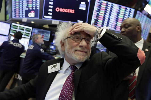 30일(현지시간) 뉴욕증권거래소(NYSE)에서 다우존스 30 산업평균지수는 전장보다 362.59포인트(1.37%) 내린 2만6076.89에 거래를 마쳤다.