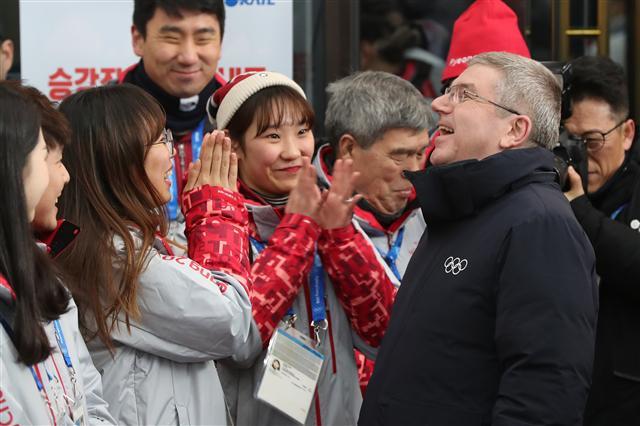 토마스 바흐 국제올림픽위원회(IOC) 위원장이 30일 오후 강원도 평창군 진부역에서 자원봉사단원의 환영을 받으며 활짝 웃고 있다.