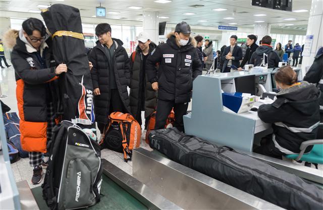 알파인스키 국가대표 상비군들이 31일 강원도 양양국제공항에서 북한 마식령스키장으로 훈련을 떠나기 위해 출국수속을 밟고 있다.  [사진공동취재단 연합뉴스]