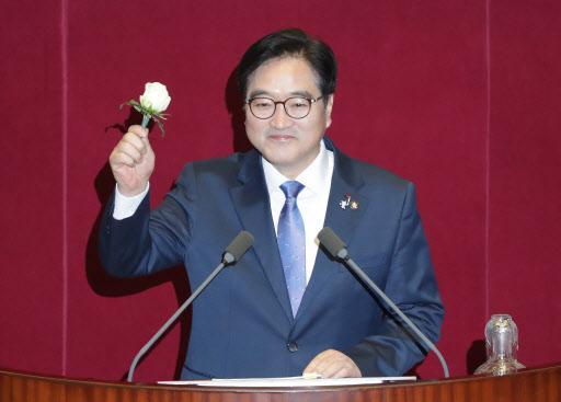 더불어민주당 우원식 원내대표가 31일 국회 본회의 교섭단체 대표연설에 앞서 서지현 검사의 성추행 고발을 지지한다며 하얀 장미를 들어 보이고 있다.  [연합뉴스]
더불어민주당 우원식 원내대표가 31일 오전 국회 본회의에서 교섭단체 대표연설을 하기 전 하얀 장미를 들고 성추행 피해를 폭로한 서지현 검사를 응원하고 있다.[사진=연합뉴스]