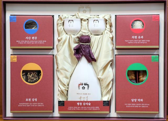 <YONHAP PHOTO-2340> 청와대, 문재인 대통령의 설 선물 세트 공개 (서울=연합뉴스) 배재만 기자 = 31일 오전 공개된 문재인 대통령의 설 선물 세트. 2018.1.31 scoop@yna.co.kr/2018-01-31 10:31:52/ <저작권자 ⓒ 1980-2018 ㈜연합뉴스. 무단 전재 재배포 금지.>