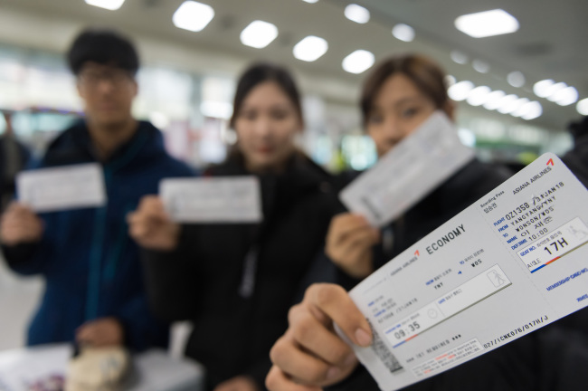 남북이 31일 우여곡절 끝에 마식령 스키 공동훈련에 돌입하게 됐지만 남측 정부가 평창 동계올림픽을 남북관계 개선에 활용하기 위해 과욕을 부리면서 논란을 자초했다는 비판도 제기된다. 알파인스키 국가대표 상비군들이 강원도 양양국제공항 출국장에서 마식령스키장으로 훈련을 떠나기 위해 북한 원산행 비행기 티켓을 들고 있다. [사진공동취재단=연합뉴스]