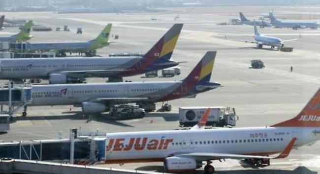 Passenger jets parked at the apron area of Gimpo International Airport. ( Yonhap)