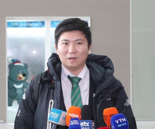 In this file photo taken on Jan. 18, 2018, Ryu Seung-min, the lone South Korean member of the International Olympic Committee (IOC), speaks at Incheon International Airport before heading to Lausanne, Switzerland, to attend an IOC meeting. (Yonhap)