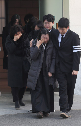 [사진설명=31일 오전 경남 밀양시 농협장례식장에서 밀양 세종병원 화재 당시 응급실 당직 의사 민모(59)씨의 발인이 진행되는 동안 유족이 오열하고 있다. 사진제공=연합뉴스]