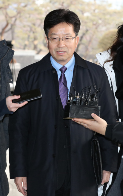 장석명 전 청와대 공직기강비서관이 이명박 정부의 국가정보원 특수활동비 수수 및 민간인 사찰 의혹 무마 사건에 관여한 혐의를 조사받기 위해 22일 오전 서울 서초구 중앙지검에 출석하고 있다. [사진제공=연합뉴스]