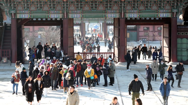 Tourists visit Gyeongbok Palace in central Seoul on Jan. 6, 2018. (Yonhap)