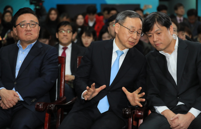 KT Chairman and CEO Hwang Chang-gyu (center) speaks with Chang Byung-gyu (right), chief of the Presidential Fourth Industrial Revolution Committee, during a press briefing on the telecom operator’s completion of the 5G network for the PyeongChang Winter Olympic Games held at the 5G exhibition hall in Gangneung, Gangwon Province, Wednesday, also attended by Ko Dong-jin (left), co-CEO of Samsung Electronics. Yonhap