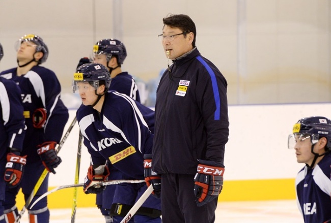 Head coach Jim Paek blows his whistle to round up players at Jincheon National Training Center on Jan. 24. (Park Hyun-koo/The Korea Herald)
