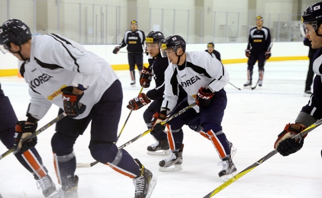 The Korean men‘s national hockey team holds a morning practice at Jincheon National Training Center on Jan. 24. (Park Hyun-koo/The Korea Herald)