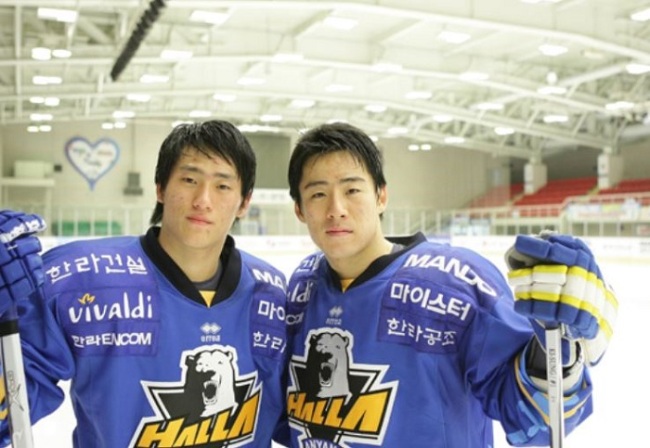 Kim Sang-wook, left, and brother Kim Ki-sung boast pose after practice. (Anyang Halla)