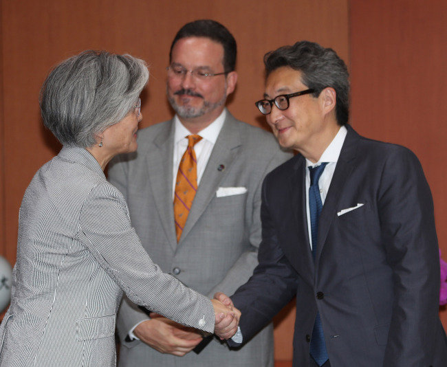 Victor Cha shakes hands with Foreign Minister Kang Kyung-wha in June 2017 during his visit to the Ministry of Foreign Affairs. (Yonhap)