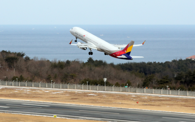 A chartered Asiana Airlines flight carrying a 45-member South Korean delegation leaves for an airfield near North Korea's Masikryong Ski Resort on Wednesday. (Yonhap)