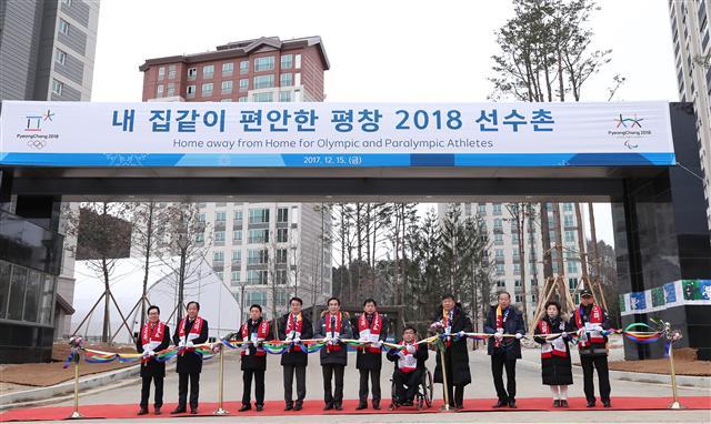 평창선수촌은 15층 건물 8개동 600세대(3894명 수용), 강릉선수촌은 22~25층 건물 9개동 922세대(2902명 수용)로 총 1500세대 규모이다. 간단한 유산소운동, 웨이트 트레이닝을 할 수 있는 헬스클럽, 마사지와 게임을 즐길 수 있는 레크리에이션 센터 등 각종 편의시설이 집결된 선수촌 플라자는 마치 복합쇼핑몰 같다.