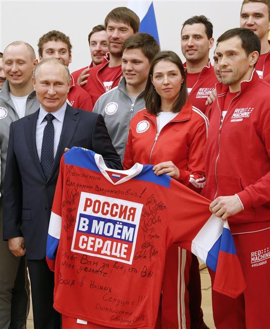 <YONHAP PHOTO-1431> MOSCOW REGION, RUSSIA - JANUARY 31, 2018: Russia's President Vladimir Putin (L) meets with the Russian athletes who are to compete in the 2018 Winter Olympic Games in Pyeongchang, South Korea, at Novo-Ogaryovo residence. A sign on a jersey reads "Russia Is In My Heart." Mikhail Metzel/TASS/2018-02-01 04:42:47/ <저작권자 ⓒ 1980-2018 ㈜연합뉴스. 무단 전재 재배포 금지.>