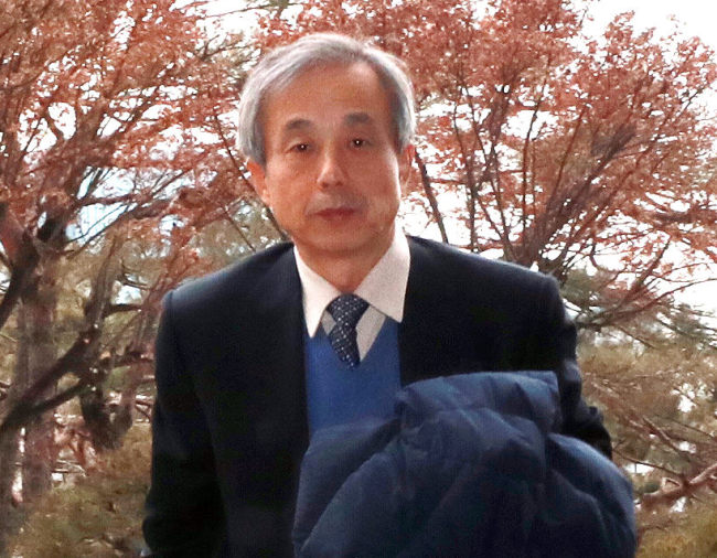 Lee Hyun-dong, former National Tax Service commissioner, appears at the Seoul Central District Prosecutors' Office on Jan. 31, 2018, for questioning over involvement in a secret political operation against former president Kim Dae-jung funded money from the state spy agency. (Yonhap)