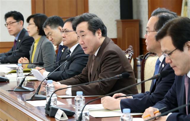 이낙연 국무총리가 1일 오전 서울 세종로 정부서울청사에서 열린 국정현안점검조정회의를 주재하고 있다. 이날 회의에서 이 총리는 초등학교 빈 교실 활용과 관련해 “교육부와 보건복지부가 협의해 학교시설 활용원칙에 합의했다”며 “앞으로 추가 협의를 마무리하고 종일 돌봄 사업과 함께 종합해서 국민께 보고드리는 식으로 하겠다”고 말했다.  [제공=연합뉴스]