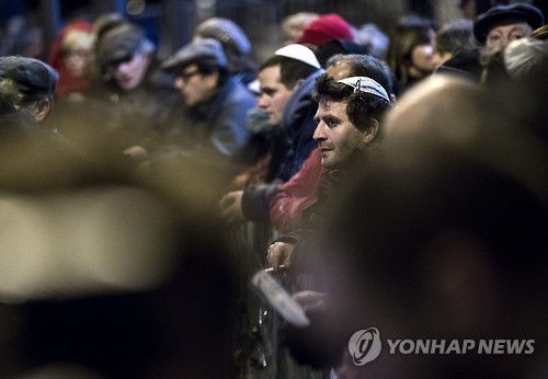 '키파'를 쓴 프랑스의 유대교 신자들 [EPA=연합뉴스]