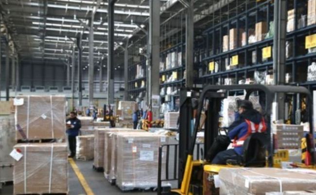 Workers deliver packages at a cargo terminal at Incheon International Airport, South Korea's gateway, on Jan. 1, 2018. (Yonhap)