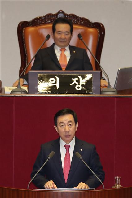 자유한국당 김성태 원내대표가 1일 오전 열린 국회 본회의에서 교섭단체 대표연설을 하고 있다. 김 원내대표는 사회적 불평등과 노동자의 권리를 강조하며 “한국당이 불평등 완화에 앞장서겠다”고 강조했다.   [연합뉴스]