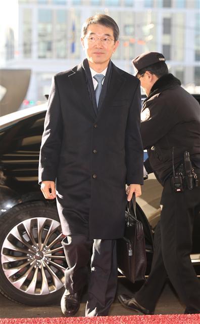 <YONHAP PHOTO-3338> 안철상 신임 법원행정처장 출근 (서울=연합뉴스) 신준희 기자 = 안철상 신임 법원행정처장이 1일 서초동 대법원으로 출근하고 있다. 대법관에 임명된 지 한 달 만에 법원행정처장이라는 중임을 맡게 된 안 처장은 사상 초유의 혼란에 빠진 사법부를 신속하게 정상화해야 하는 책무를 맡게 됐다. 2018.2.1 hama@yna.co.kr/2018-02-01 09:08:29/ <저작권자 ⓒ 1980-2018 ㈜연합뉴스. 무단 전재 재배포 금지.>