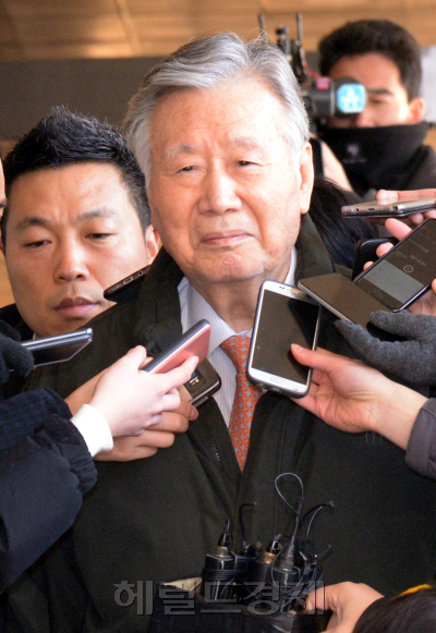 회삿돈을 빼돌려 거액의 비자금을 조성하고 세금을 탈루한 혐의 등을 받는 이중근 부영그룹 회장이 조사를 받기 위해 1일 오전 서초구 서울중앙지검으로 출석하고 있다.<br />정희조 기자/checho@heraldcorp.com  180201
회삿돈을 빼돌려 거액의 비자금을 조성하고 세금을 탈루한 혐의 등을 받는 이중근 부영그룹 회장이 조사를 받기 위해 1일 오전 서초구 서울중앙지검으로 출석하고 있다.
정희조 기자/checho@heraldcorp.com  180201
