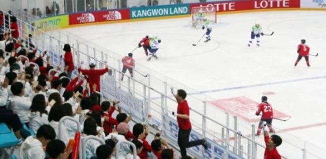 In this file photo taken April 8, 2017, South Korean fans in the stands cheer on North Korean players (in red) against Slovenia during the International Ice Hockey Federation Women's World Championship Division II Group A tournament at Kwandong Hockey Centre in Gangneung, Gangwon Province. (Yonhap)