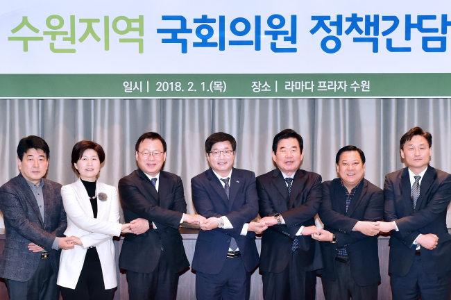 수원지역 국회의원 정책간담회다 1일 열렸다. 왼쪽부터 백종헌 수원시의회 기획경제위원장, 백혜련 의원, 박광온 의원, 염태영 수원시장, 김진표 의원, 김진관 수원시의회 의장, 김영진 의원.[사진제공=수원시]
수원지역 국회의원 정책간담회다 1일 열렸다. 왼쪽부터 백종헌 수원시의회 기획경제위원장, 백혜련 의원, 박광온 의원, 염태영 수원시장, 김진표 의원, 김진관 수원시의회 의장, 김영진 의원.[사진제공=수원시]
