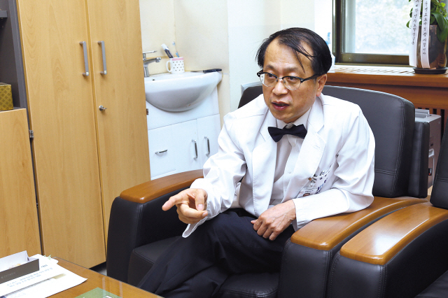 윤영호 서울대병원 암통합케어센터 교수는 “암을 막기 위해 운동하고 몸에 좋은 음식을 챙겨 먹는 등의 건강 원칙이 습관이 돼야 한다”고 강조했다.  [제공=서울대병원]