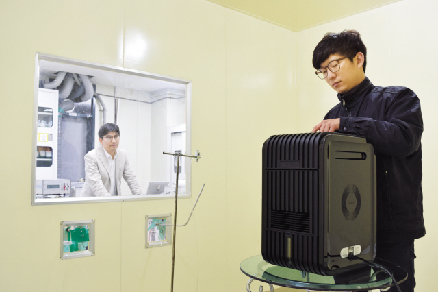 기계연구원 연구진이 실내 초미세먼지를 제거하는 공기청정기술 관련 실험을 진행하고 있다. [제공=한국기계연구원]