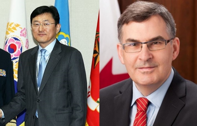 Yun Soon-ku, a deputy foreign minister,left, holds strategic meeting with his Canadian counterpart Donald Bobiash on Thursday.(Yonhap-Twitter)