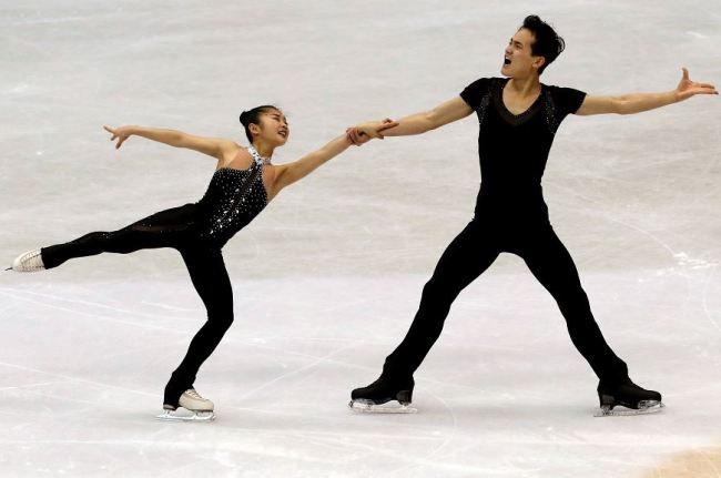 North Korean pairs figure skaters Ryom Tae-ok (L) and Kim Ju-sik perform at the International Skating Union Four Continents Figure Skating Championships in Taipei, Taiwan on Jan. 26(local time). (Yonhap)